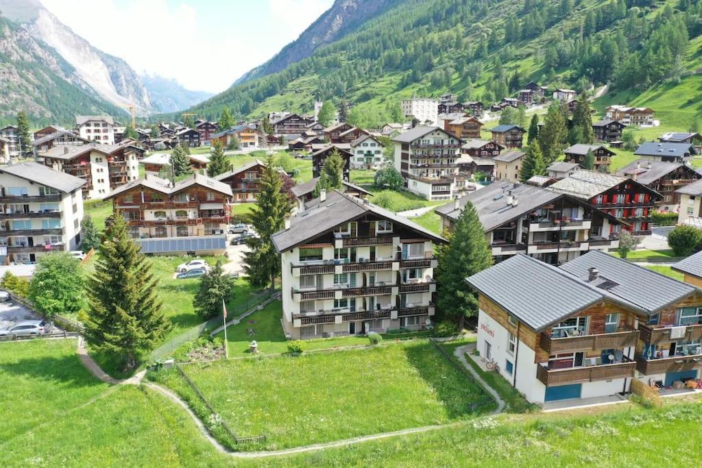 Alpine Retreat 4 Person Apartment Near Zermatt With Parking! تاش المظهر الخارجي الصورة